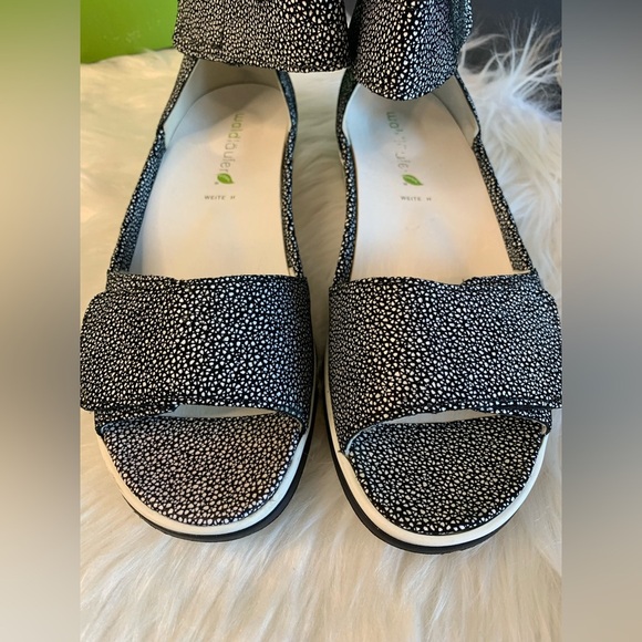 Waldlaufer Black/White Women's Sandals - Picture 1 of 5
